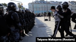 Arestări ale demonstranților făcute de poliție la Moscova