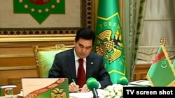 Prezident Gurbanguly Berdimuhamedow 24-nji iýunda geçirilen Ministrler Kabinetiniň mejlisinde, Aşgabat. 