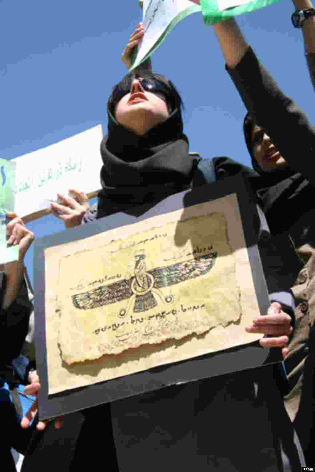 Iran - Iranian students oppose Sivand Dam inundation, Tehran, 21Apr2007