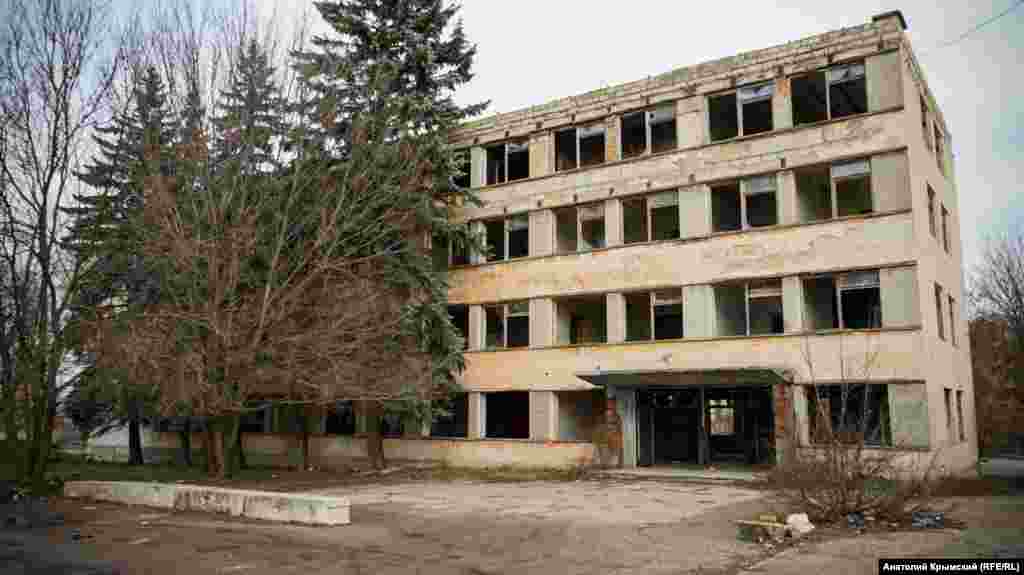 Все, що залишилося від заводу «Кримська Роза»