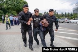 Поліція затримує чоловіка в центрі Алмати, де очікувався несанкціонований мітинг. 10 червня 2019 року.