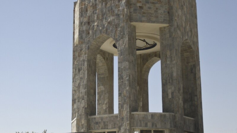 په پنجشېر کې د 'احمدشاه مسعود' د قبر د یوې برخې ړنګېدو غبرګونونه پارولي