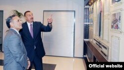 İ.Əliyev Mətbuat Şurasının binasının açılışında. 2010