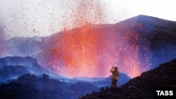 У східній Індонезії вулкан викинув попіл на висоту понад 3,5 км після свого виверження в неділю вранці, 28 квітня (фото ілюстративне)