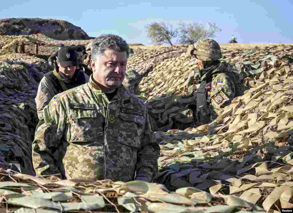 Ukrainian President Petro Poroshenko visits the defense line near the small eastern Ukrainian city of Kurahov, in the Donetsk region. (RIA Novosti/Mikhail Palinchak)