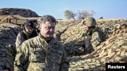 Украина президенті Украины Петр Порошенко Донецк облысындағы қорғаныс позициясында тұр. 10 қазан 2014 жыл.