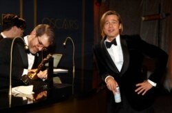 Aktori amerikan, Brad Pitt pret që të personalizohet statuja e tij Oscar.