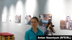 Вера Савченко на выставке Антона Наумлюка
