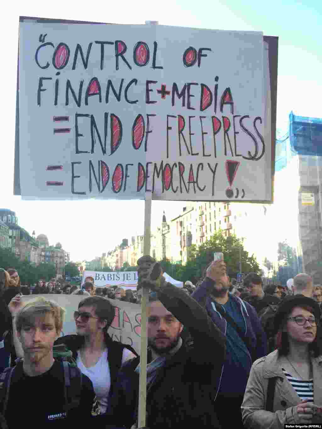 Formula dezastrului, potrivit protestatarului: &bdquo;Controlul finanțelor+media=sfârșitul libertății presei și al democrației&rdquo;