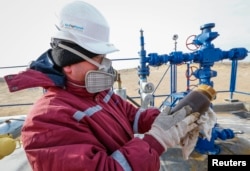 Работник нефтяной компании на месторождении в Кызылординской области. 21 января 2016 года.
