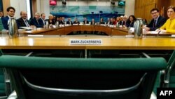 Glavni izvršni direktor Facebooka Mark Zakerberg odbio je da se pojavi u britanskom parlamentu da bi odgovarao na pitanja o objavljivanju lažnih vesti.