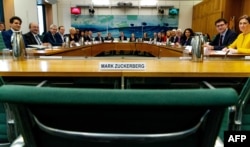 Пустующее место Марка Цукерберга на слушаниях в британском парламенте 27 ноября 2018 года