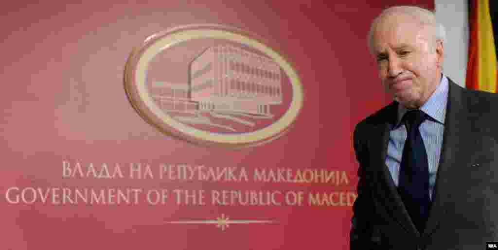 Медијаторот Нимиц по прес конференцијата во Владата на Република Македонија - Медијаторот Метју Нимиц