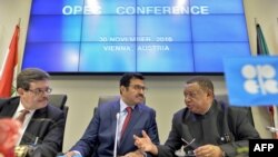 Generalni sekretar OPEK-a Nigerijac Mohamed Barkindo (desno), predsjednik Borda guvernera OPEK-a Alžirac Mohamed Hamel (lijevo) i predsjednik OPEK-a Mohamed bin Saleh al-Sada, prisustvuju sastanku u sjedištu OPEK-a u Beču, Austrija, 1. decembar , 2016. godine