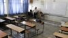 یکی از معلمان در حالی برگزاری کلاس از راه دور در یکی از مدارس ایران