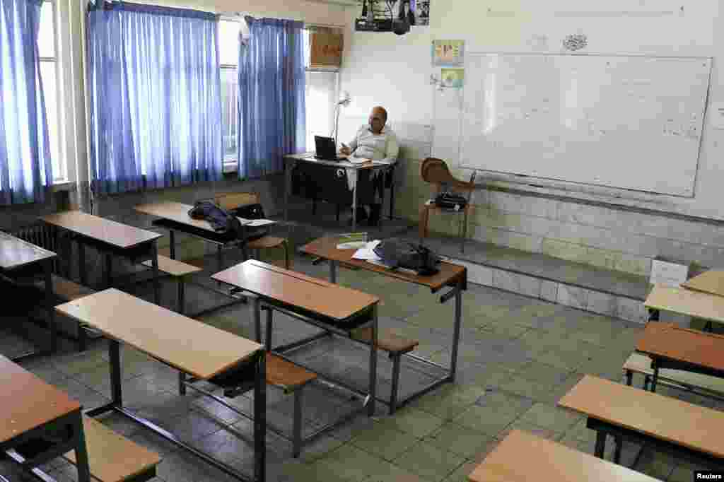 Учитель обращается к своим ученикам с помощью программы для видеоконференций (Тегеран, Иран)