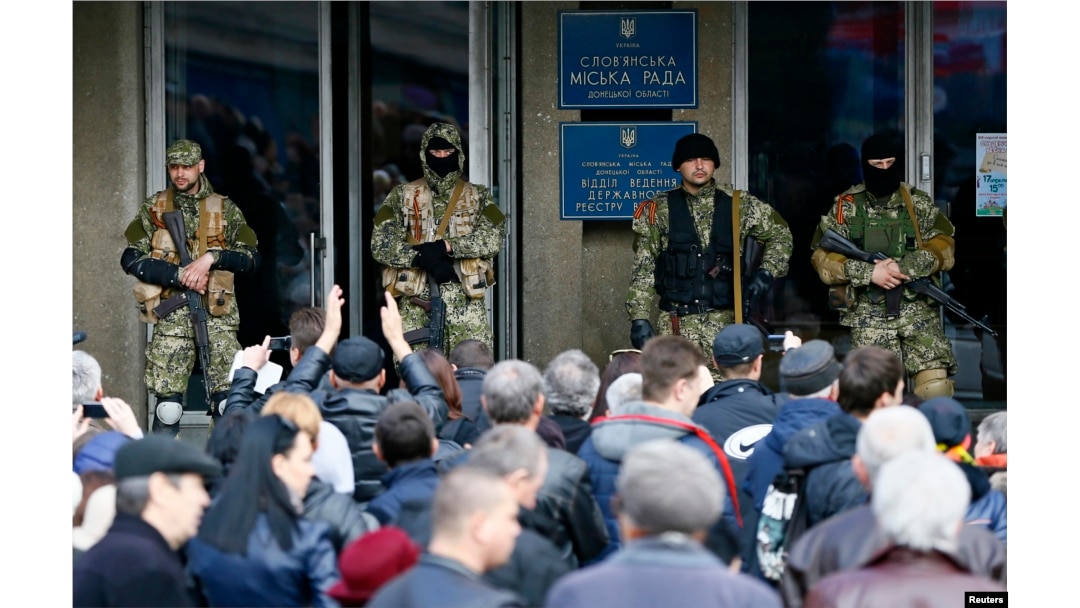 Вооруженный пророссийские активисты перед зданием мэрии Славянска