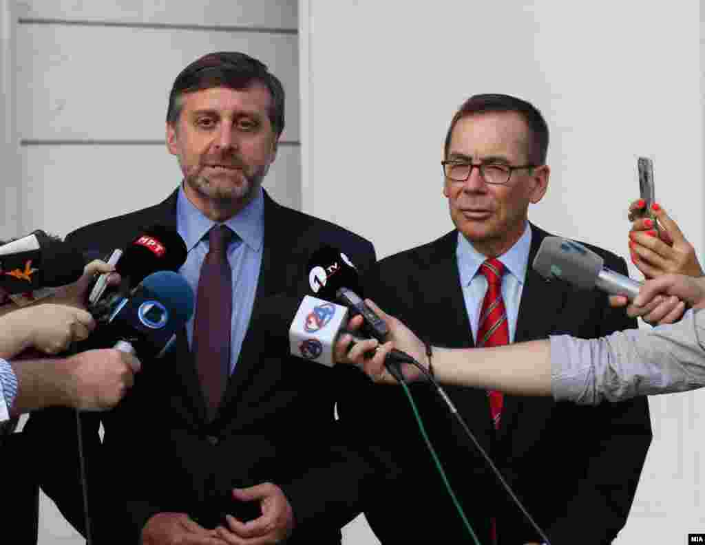 МАКЕДОНИЈА - Американскиот амбасадор во Македонија, Џес Бејли и високиот дипломат од Стејт департментот, Метју Палмер, се сретнале со градоначалникот на Кавадарци и потпретседател на ВМРО-ДПМНЕ, Митко Јанчев, соопшти општинската прес-служба. На средба се разговарало за актуелната политичка состојба во државата и за напредокот на општината.