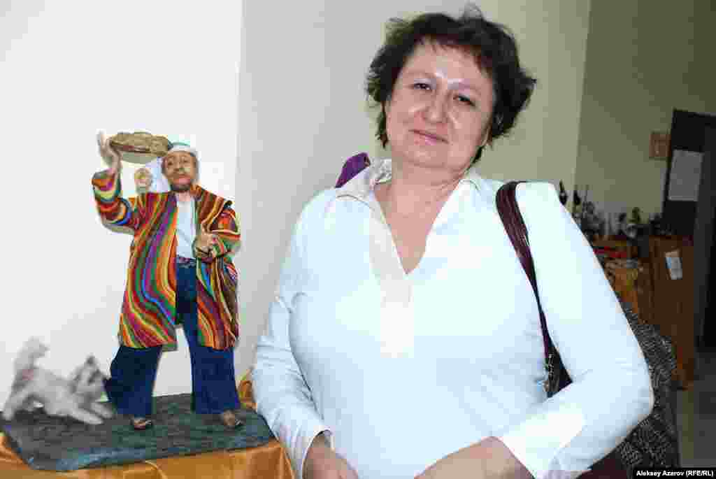 Одна из участниц выставки – алматинка Татьяна Столяренко с работой «Неожиданная встреча» (на фото – слева от нее). Сама она работает инженером-компьютерщиком. Авторской кукла для нее хобби уже пять лет. Технику изготовления кукол сначала осваивала через Интернет. Затем посетила мастер-классы приезжавших в Алматы российских специалистов. За пять лет сделала пять кукол, которые делает в основном к редким в Алматы выставкам.