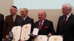 Dervo Sejdic (second from left) and Jakob Finci (second from right) receive an award from the International League of Humanists in Sarajevo in January 2013