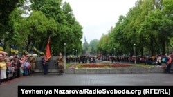 У Запоріжжі День перемоги святкували з червоними маками та «георгіївськими стрічками»