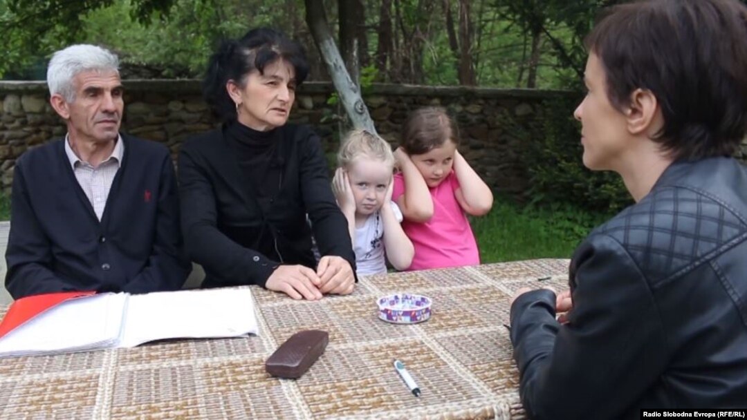Svakodnevna buka je nesnosna (Na fotografiji Salko i Namira u razgovoru sa novinarkom RSE)