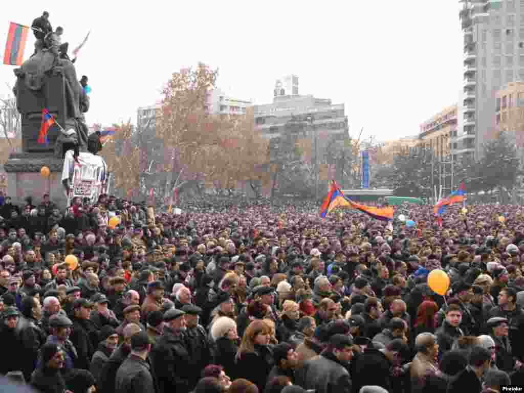 Митинг сторонников Тер-Петросяна в Ереване, 16 февраля 2008