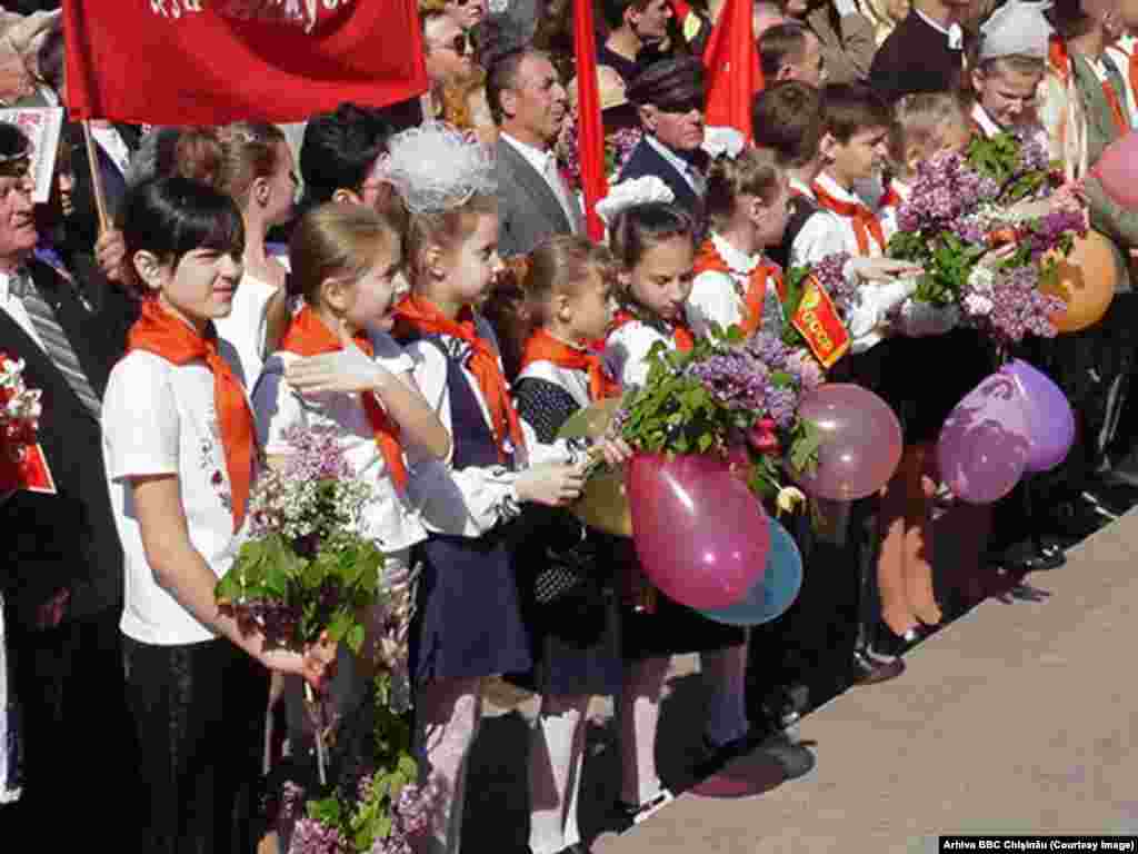 1 mai 2001. Pioneri la mitingul de Ziua Internaţională a Muncii