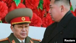 Солтүстік Корея президенті Ким Чен Ын (оң жақта) мен оның немере ағасы Чан Сон Тхэк. 