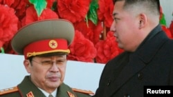 Лидер Северной Кореи Ким Чен Ын (на первом плане) и его дядя Чан Сон Тхэк. 