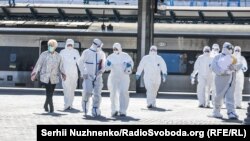 Украиналық дәрігерлер Польшадан эвакуацияланған жолаушыларды тексеруге кетіп барады. 20 наурыз 2020 жыл.
