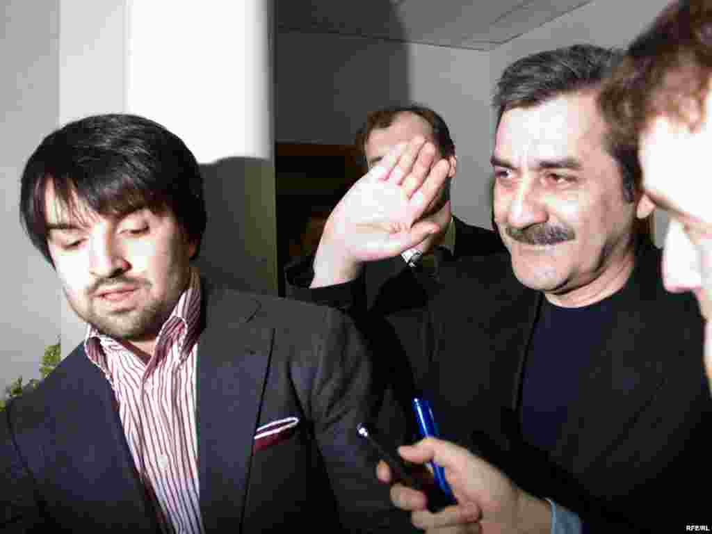 Адвокаты Мурад Мусаев и Сайдахмет Арсамерзаев после провозглашения вердикта присяжных