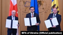 Miniștrii de externe ai Georgiei, Ucrainei și Moldovei prezentând pentru presă Memorandumul semnat pe 17 mai 2021