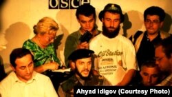 Ширвани Басаев, второй справа, стоит