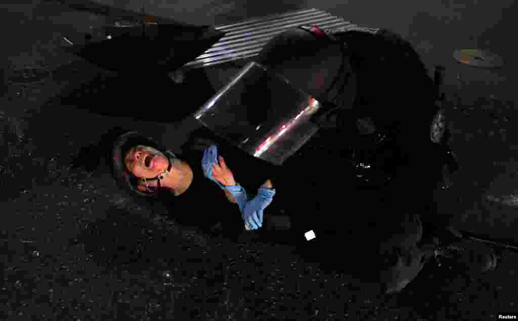 Демонстрантку Дану Паркс затримує поліцейський під час протесту. Місто Портленд,&nbsp; 26 липня 2020 року
