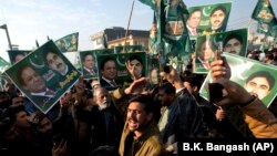 Supporters of former Pakistani Prime Minister Nawaz Sharif shout slogans against the government outside an accountability court in Islamabad on December 24.