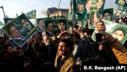 Собравшиеся у здания суда сторонники бывшего премьер-министра Пакистана Наваза Шарифа скандируют в его поддержку. Исламабад, 24 декабря 2018 года.