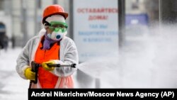 Москва. СЭС ходими автобус бекатини дезинфекциялаяпти.