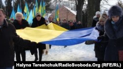 Учасники мітингу розгорнули національний прапор