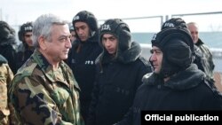 Президент Серж Саргсян во время посещения одной из воинских частей, 8 декабря 2016 г.