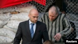 Сотрудник специальной миссии ОБСЕ в Украине покидает мэрию вместе с освобожденным гражданином Швеции. Славянск, 27 апреля 2014 года. 