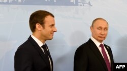 Emmanuel Macron și Vladimir Putin, imagine de arhivă.