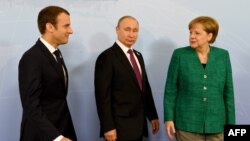 Емманюель Макрон, Володимир Путін і Анґела Меркель перед початком переговорів у Гамбурзі, літо 2017 року