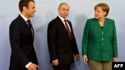 Fransa prezidenti Emmanuel Macron (solda) Rusiya prezidenti Vladimir Putin və Almaniya kanslleri Angela Merkel Hamburqda keçirilmiş G20 summitində