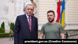 Президент Украины Владимир Зеленский (справа) и президент Турции Реджеп Тайип Эрдоган во время встречи во Львове, 18 августа 2022 года, иллюстративное фото