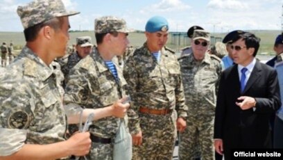 Жалаңаш лесбиянка телешоуының видеосы