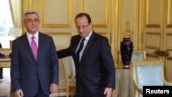 Президент Франции Франсуа Олланд (справа) приветствует президента Армении Сержа Саргсяна в Париже (архив)