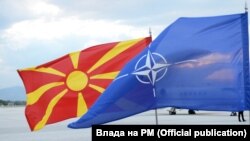 Знамињата на Македонија и НАТО на меѓународниот аеродром Скопје