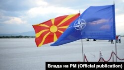 Flamuri i Maqedonisë dhe ai i NATO-s.