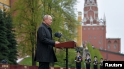 Владимир Путин выступает на параде 